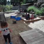 infants jugant al jardí